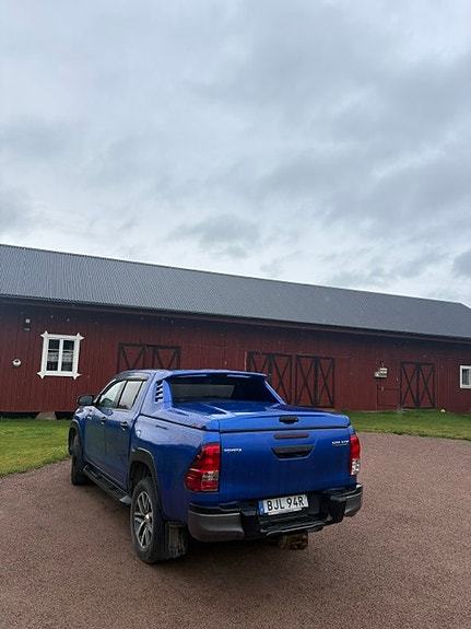 Toyota HiLux 2 of 5