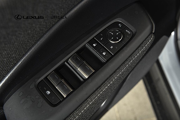 Lexus LBX 9 of 15