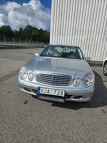 Mercedes-Benz E240 4 of 5