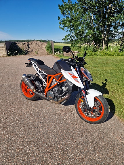 KTM 1290 Super Duke R 3 of 3