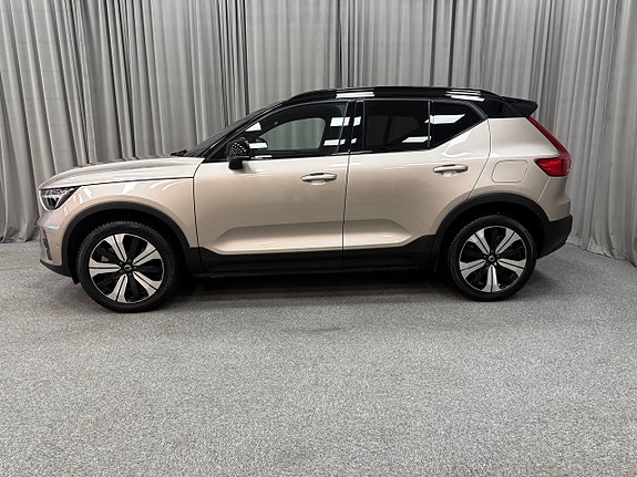 Volvo XC40 2 of 5