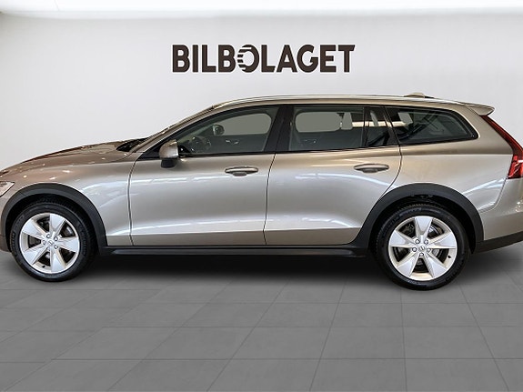 Volvo V60 Cross Country 2 of 5