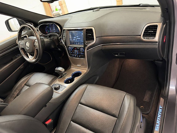 Jeep Grand Cherokee 17 of 23