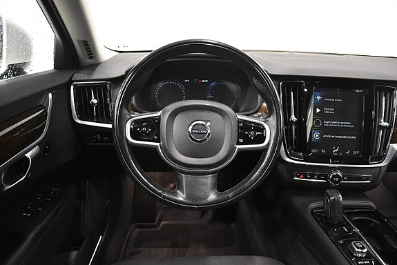 Volvo V90 2 of 26
