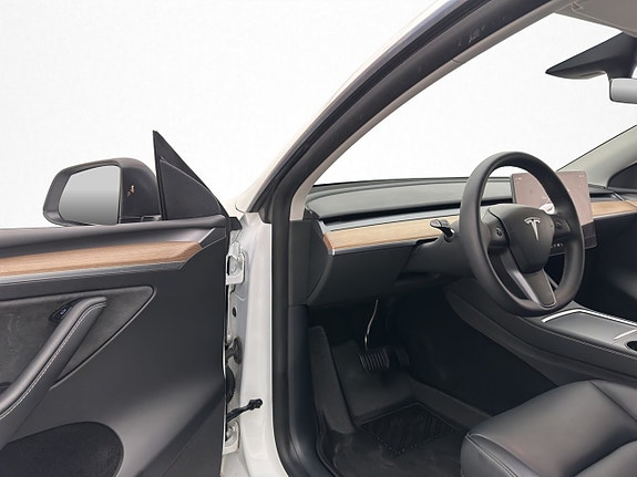 Tesla Model Y 11 of 30