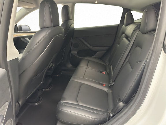 Tesla Model Y 29 of 30