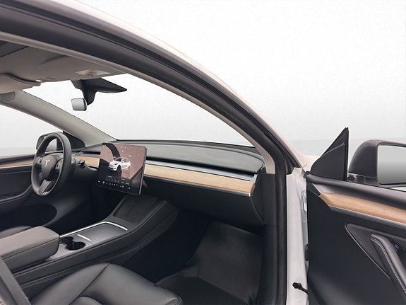 Tesla Model Y 27 of 30