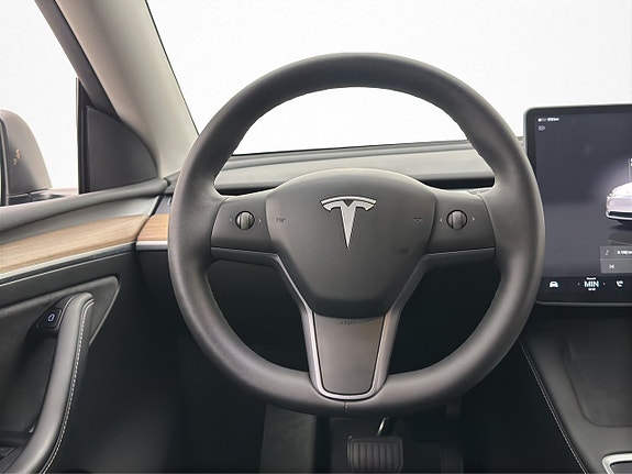Tesla Model Y 15 of 30