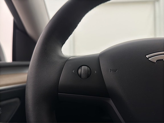 Tesla Model Y 16 of 30