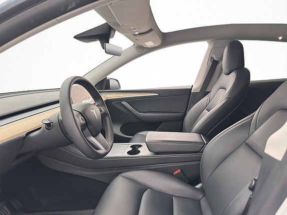 Tesla Model Y 12 of 30