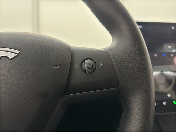 Tesla Model Y 17 of 30