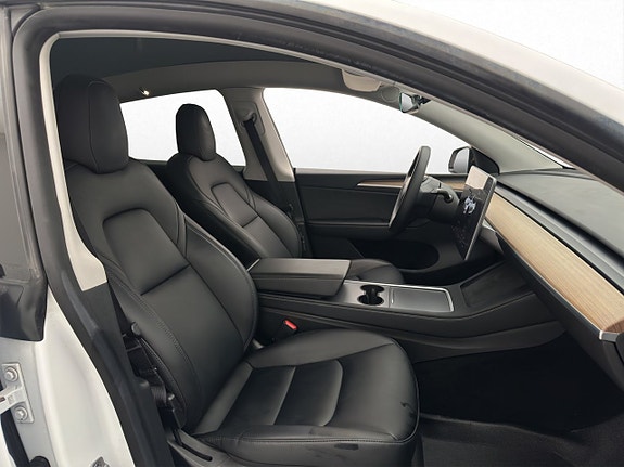 Tesla Model Y 28 of 30