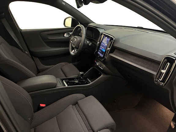 Volvo XC40 4 of 5