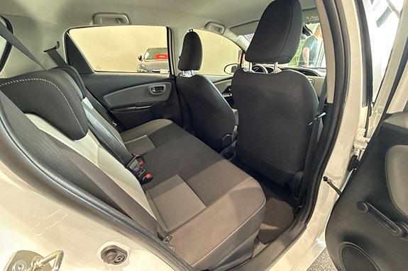 Toyota Yaris 11 of 25