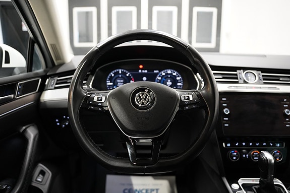 Volkswagen Passat 12 of 23