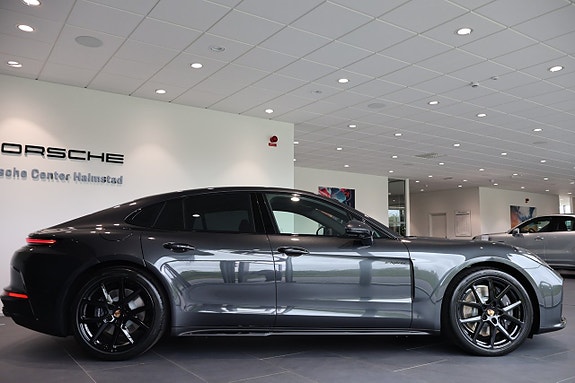Porsche Panamera 4 5 of 5