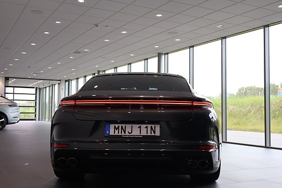 Porsche Panamera 4 9 of 24