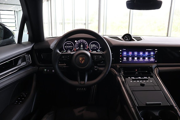 Porsche Panamera 4 2 of 5