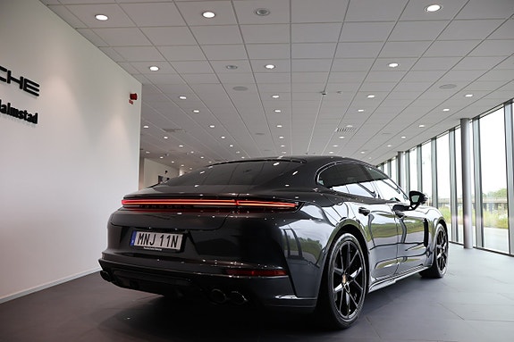 Porsche Panamera 4 8 of 24