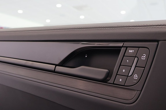 Porsche Cayenne 19 of 28