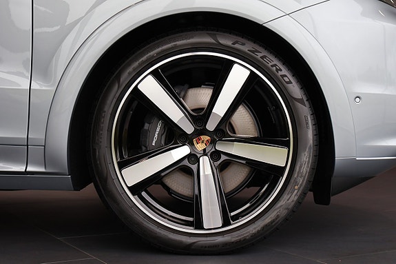 Porsche Cayenne 6 of 28