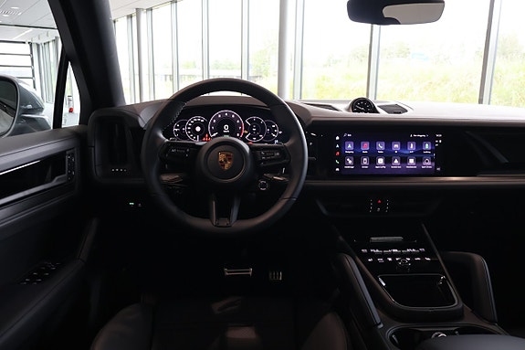 Porsche Cayenne 2 of 5