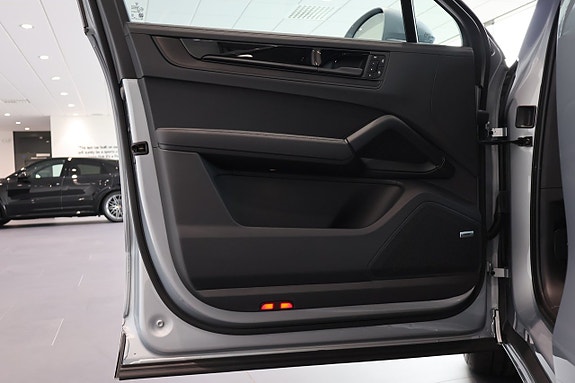 Porsche Cayenne 13 of 28
