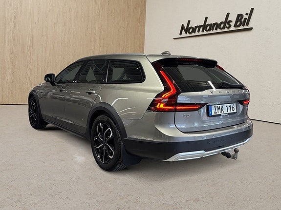 Volvo V90 Cross Country 3 of 11