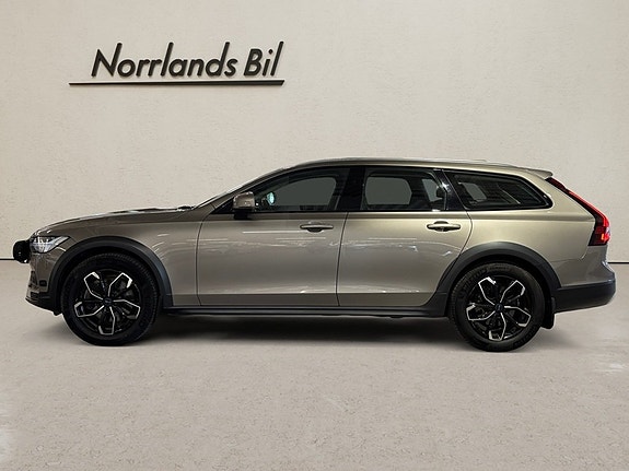 Volvo V90 Cross Country 2 of 11