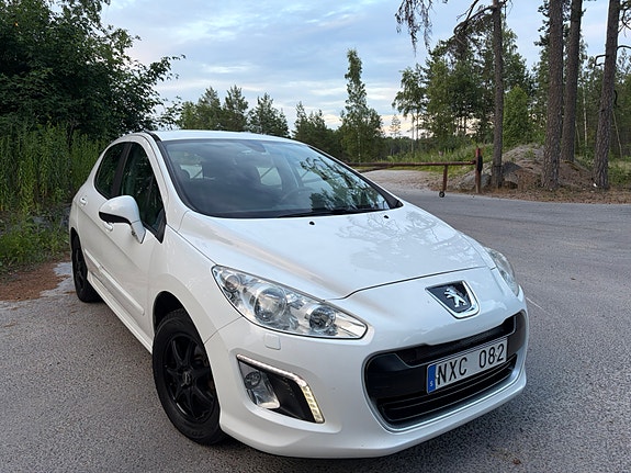 Peugeot 308 2 of 5