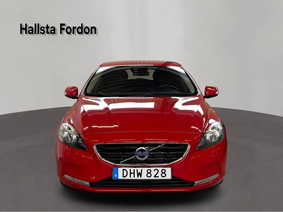 Volvo V40 2 of 16