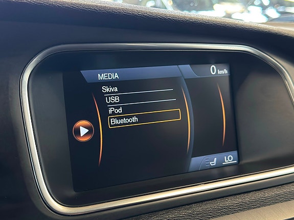 Volvo V40 12 of 16