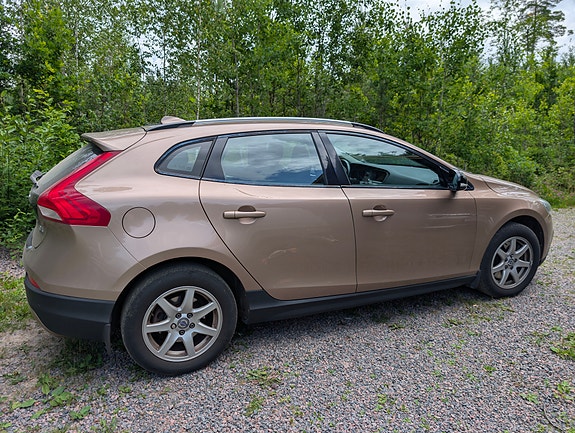 Volvo V40 Cross Country 3 of 11