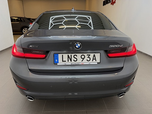 BMW 320 8 of 17