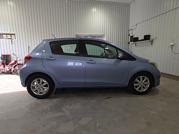 Toyota Yaris 3 of 5