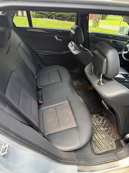 Mercedes-Benz E220 3 of 4