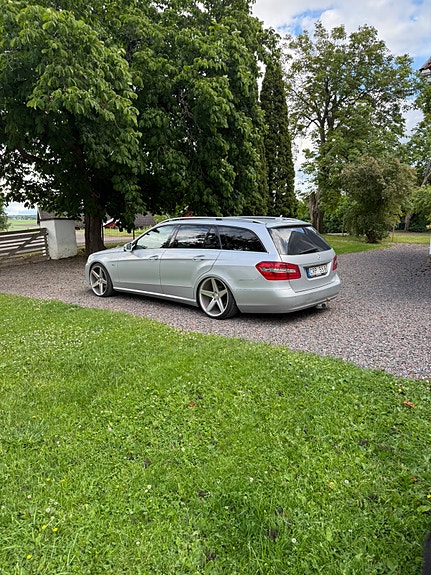 Mercedes-Benz E220 2 of 4