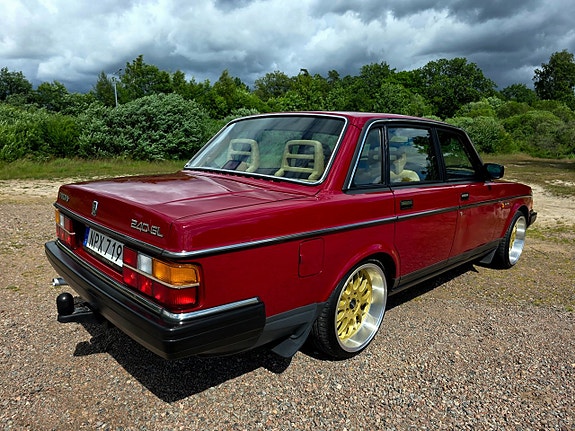 Volvo 244 27 of 30