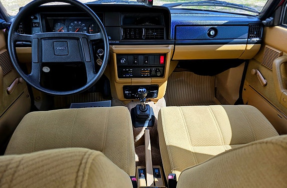 Volvo 244 11 of 30