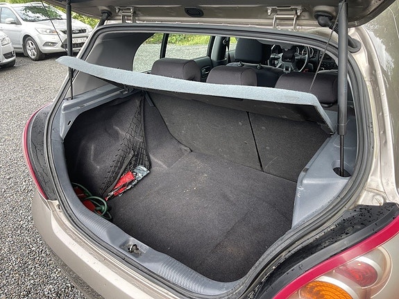 Nissan Almera 17 of 19