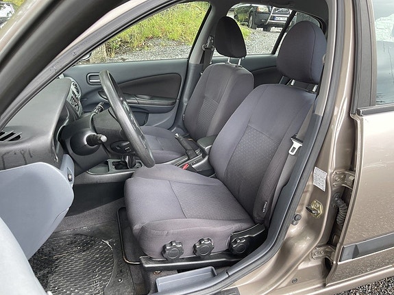Nissan Almera 11 of 19