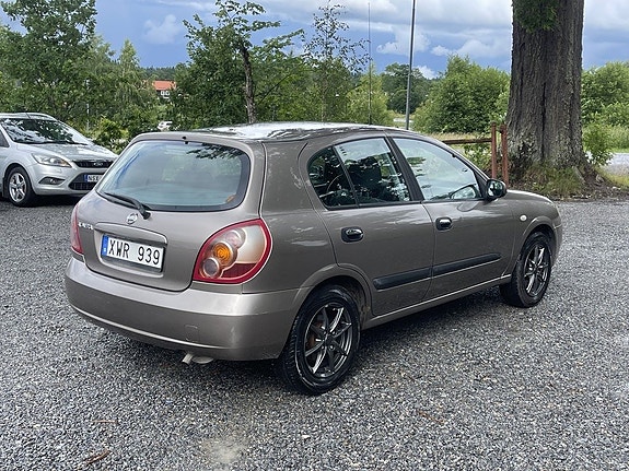 Nissan Almera 3 of 5