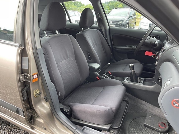 Nissan Almera 16 of 19