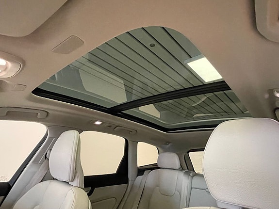 Volvo XC60 2 of 5