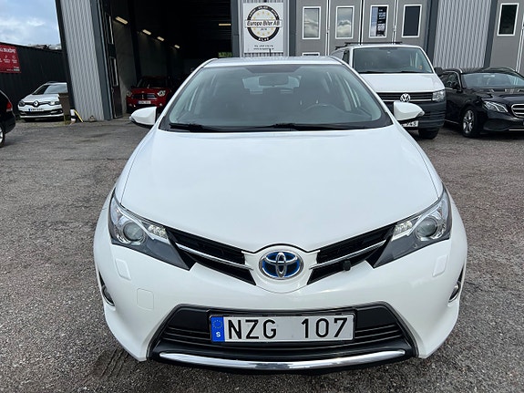 Toyota Auris 2 of 5