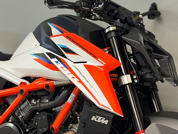 KTM 1390 Super Duke RR 8 of 14