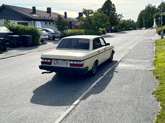 Volvo 240 2 of 5