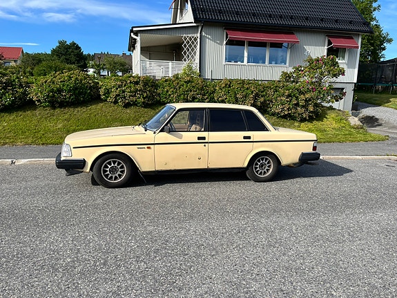 Volvo 240 3 of 5