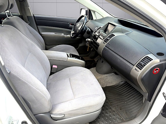 Toyota Prius+ 13 of 18