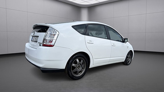 Toyota Prius+ 9 of 18